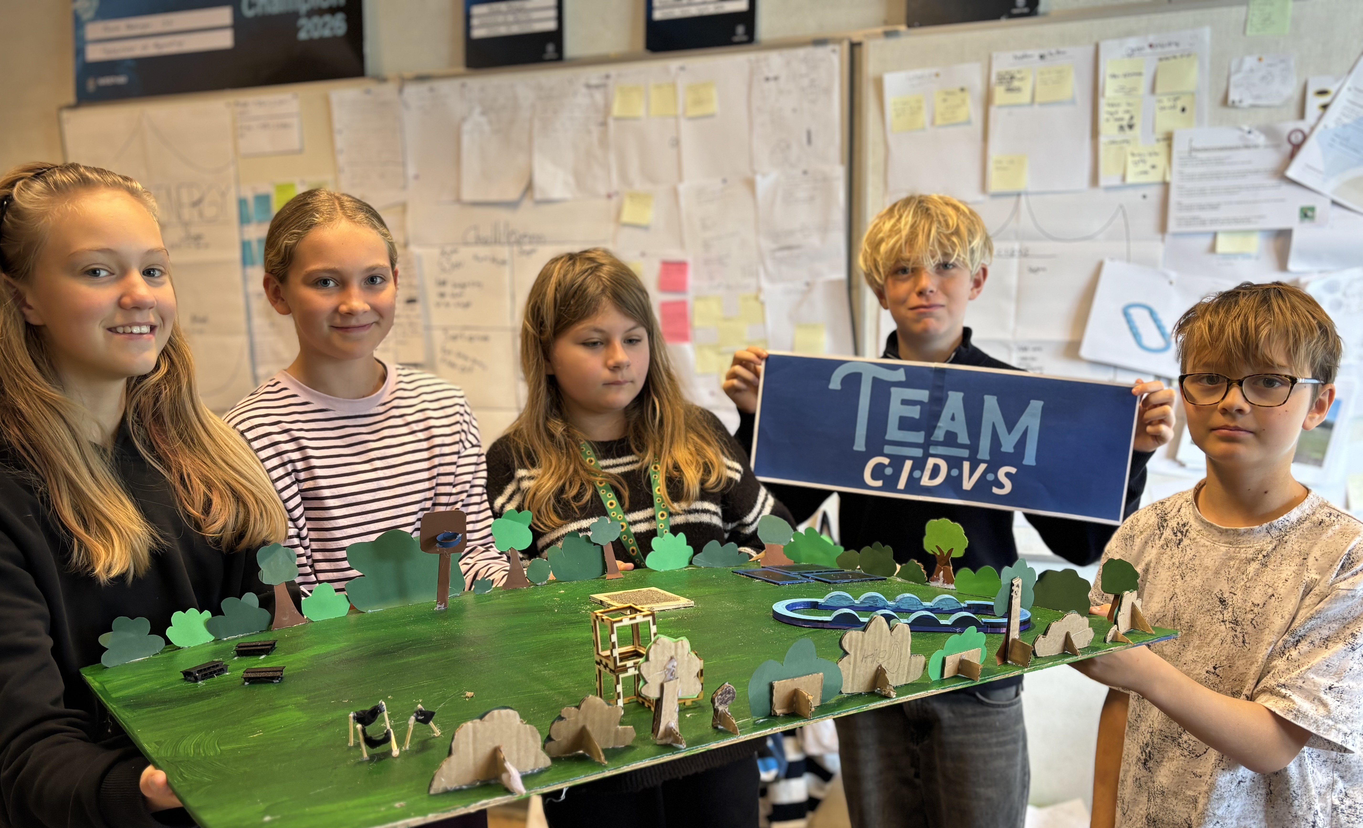 6. klasserne fra Fladsåskolen afdeling Mogenstrup deltager i lokalfinalerne i Projekt Edison. Dicte, Sigrid, Isabella, Villum og Cornelius fra 6.B. deltager med en idé om en stor aktivitetspark for børn og unge i Mogenstrup.