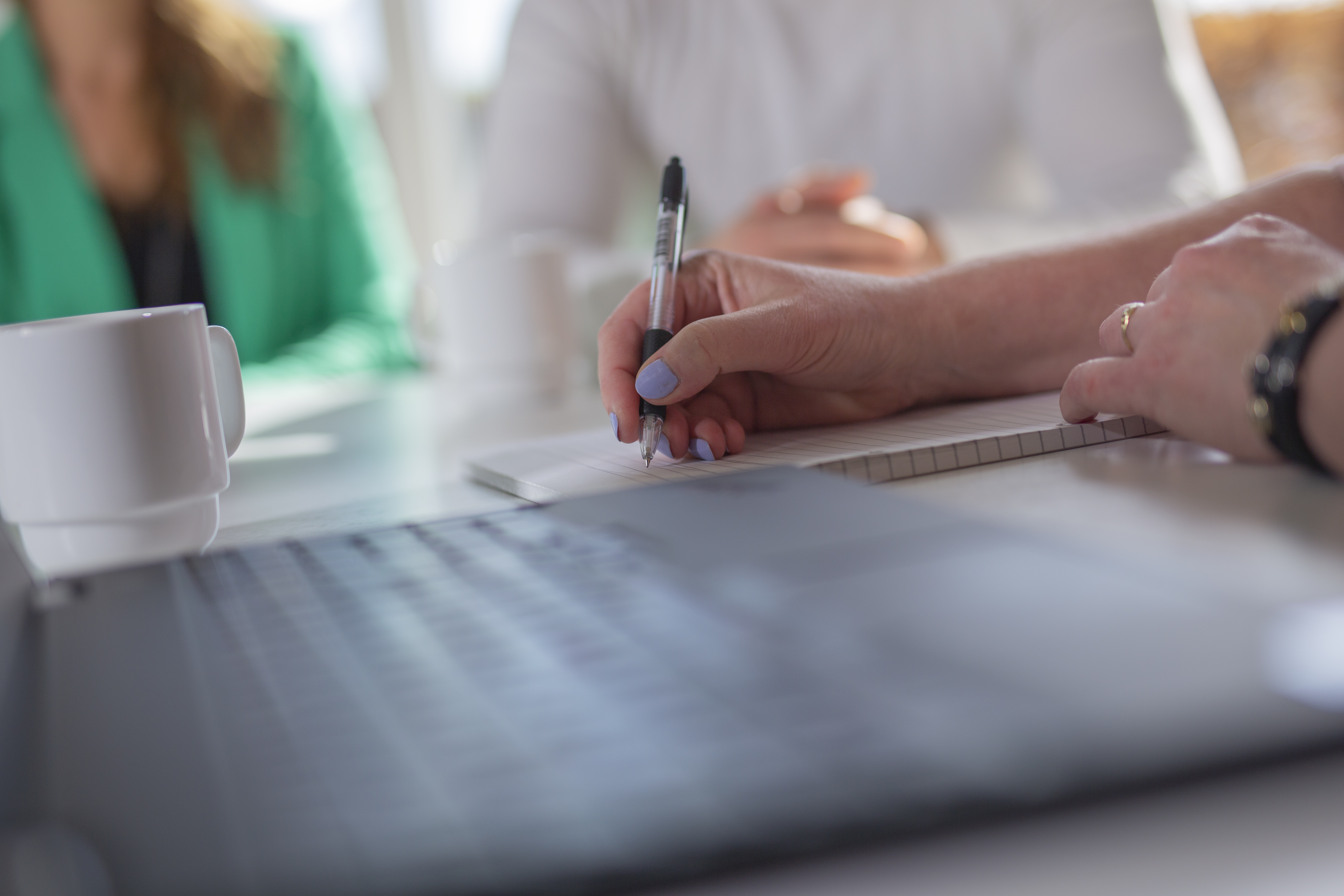 Kvinde noterer noget ned på en blok