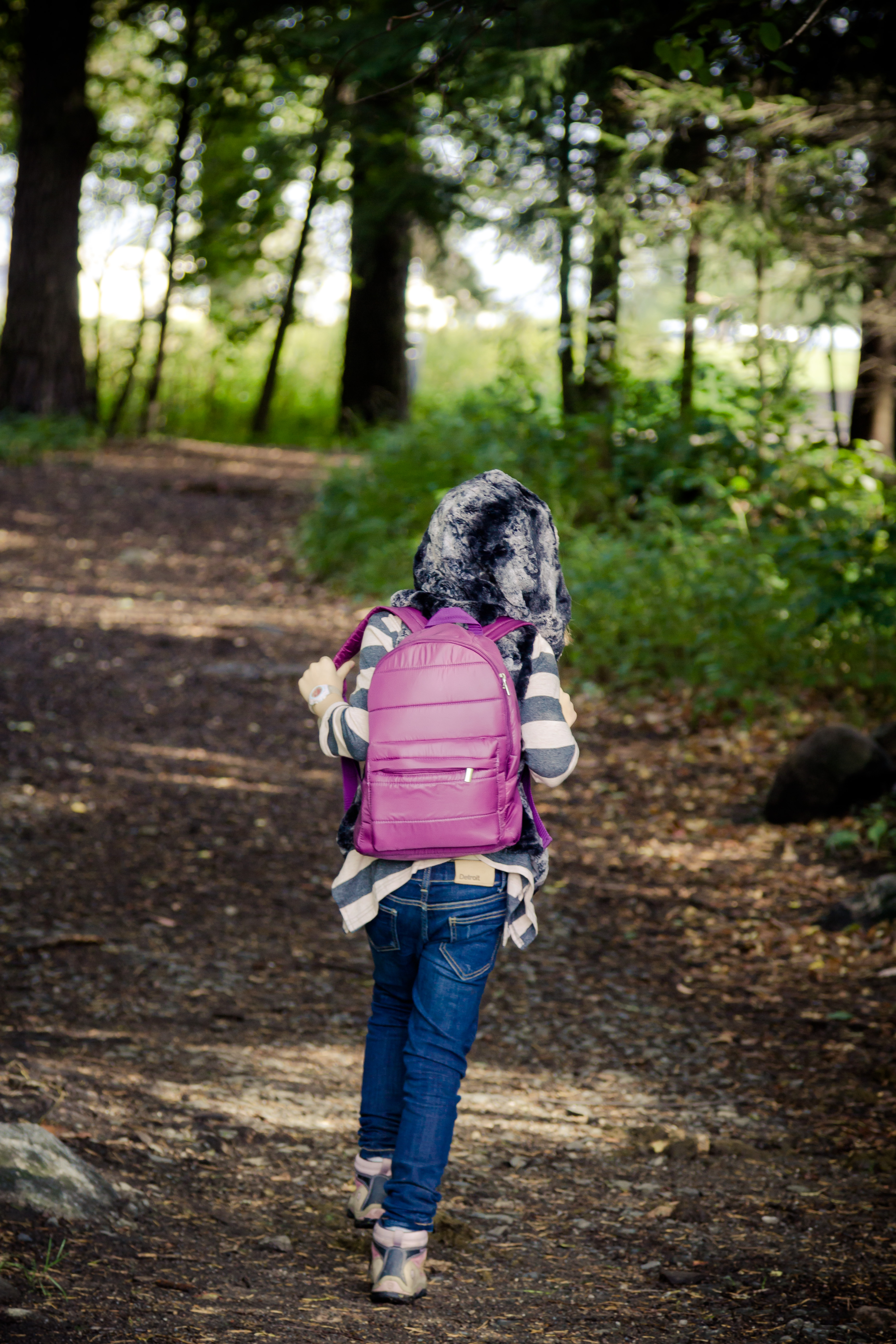  pige med lyserød  skoletaske på