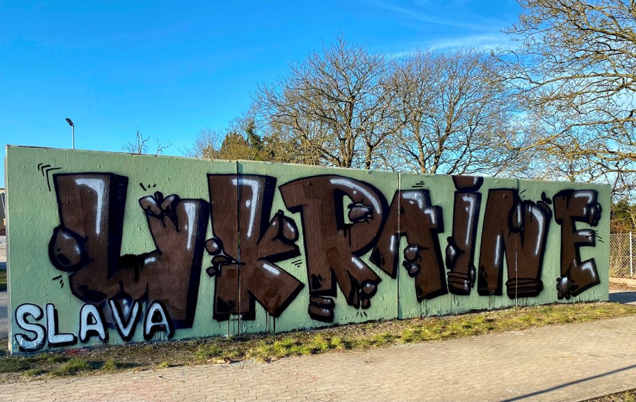 Grafitti-værk med teksten "Slava Ukraine"