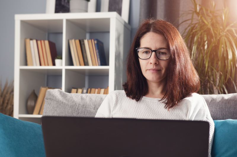Kvinde sidder ved computeren