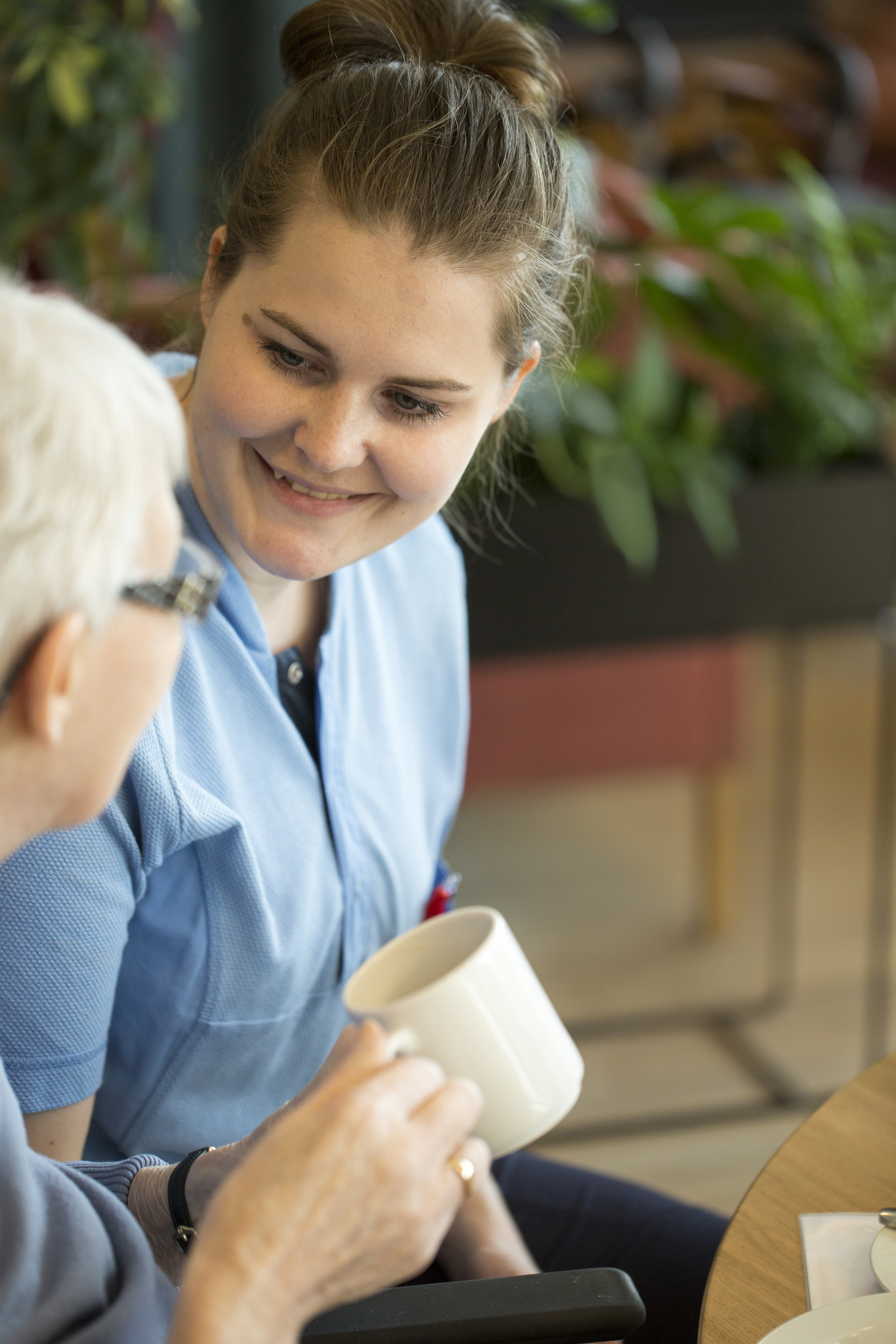 Medarbejder i samtale med en ældre dame